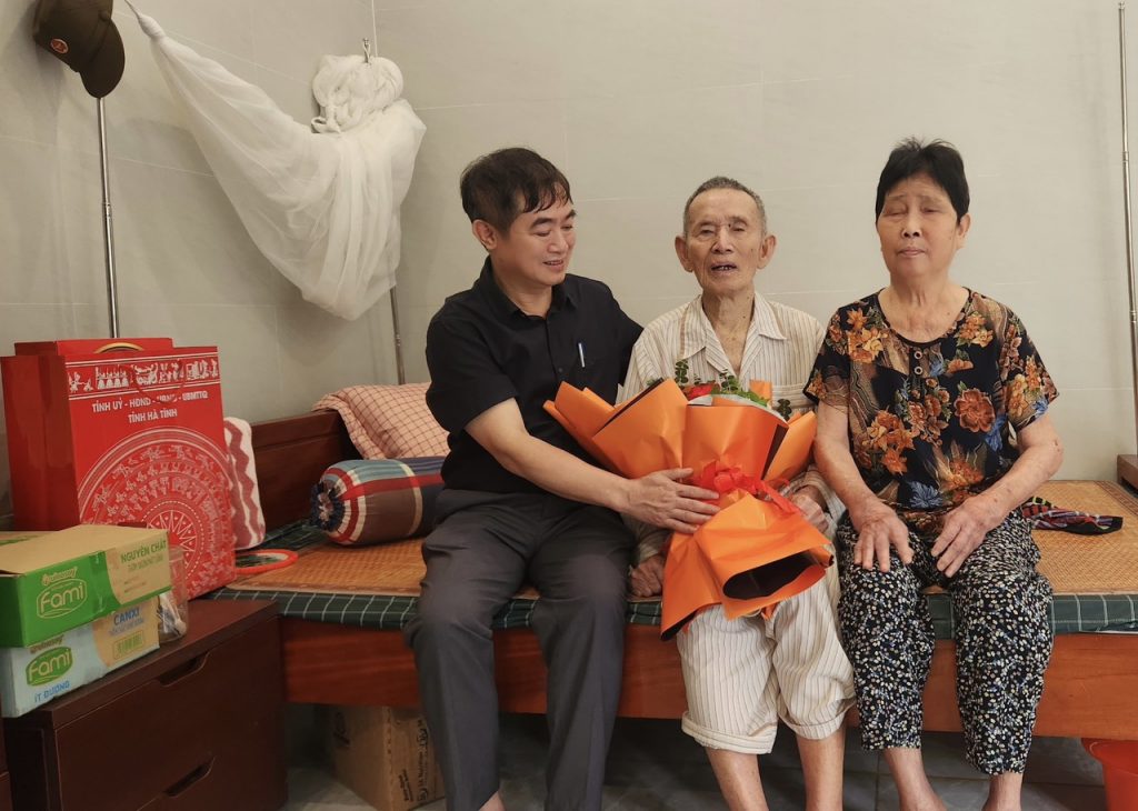 Tặng quà cho các Cụ tham gia KC chống Pháp sinh sống tại Trung tâm