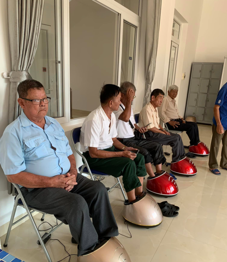 Đoàn điều dưỡng được Bác sĩ tư vấn sức khoẻ, massge chân và ngâm chân thảo dược.