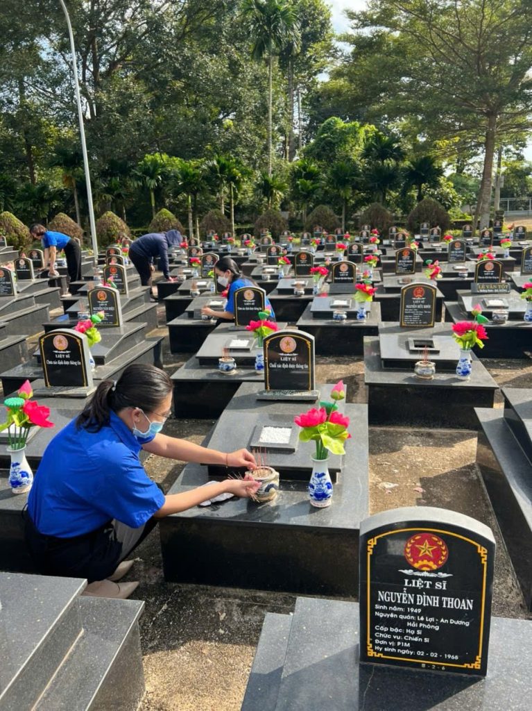 Chi đoàn thanh niên Trung tâm Điều dưỡng Người có công tham gia chuẩn bị công tác viếng Nghĩa trang Liệt sĩ nhân dịp kỷ niệm 79 năm Ngày Quốc khánh nước Cộng hoà xã hội chủ nghĩa Việt Nam (02/9/1945 – 02/9/2024)