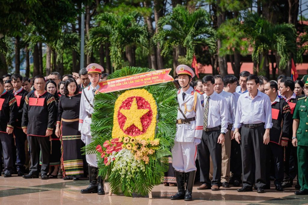 ĐOÀN ĐẠI BIỂU ĐẠI HỘI CÁC DÂN TỘC THIỂU SỐ LỄ VIẾNG NGHĨA TRANG LIỆT SĨ TỈNH NHÂN DỊP ĐẠI HỘI DÂN TỘC THIỂU SỐ LẦN THỨ IV NĂM 2024