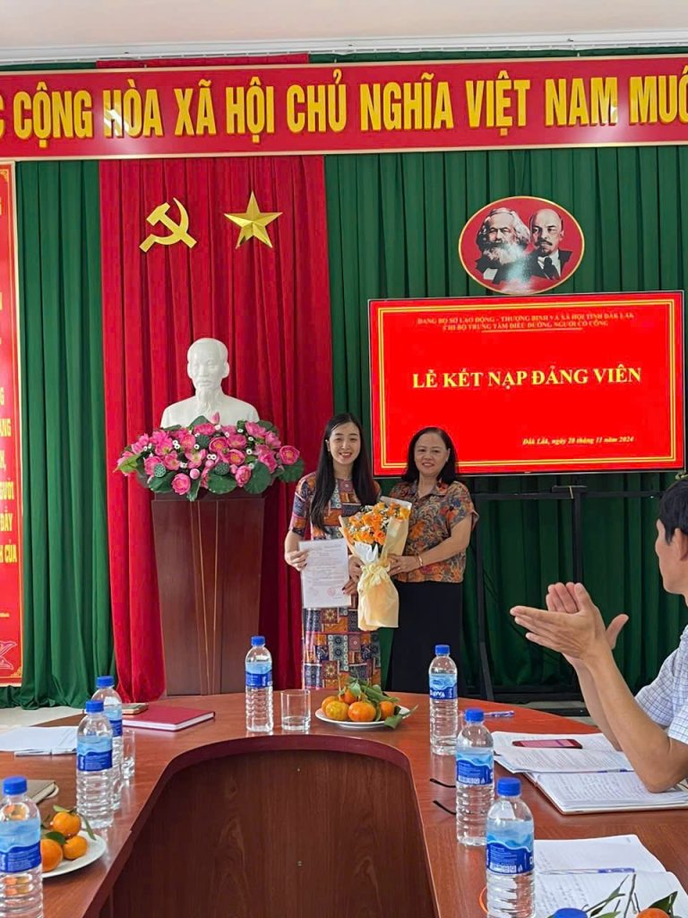 LỄ KẾT NẠP ĐẢNG VIÊN MỚI