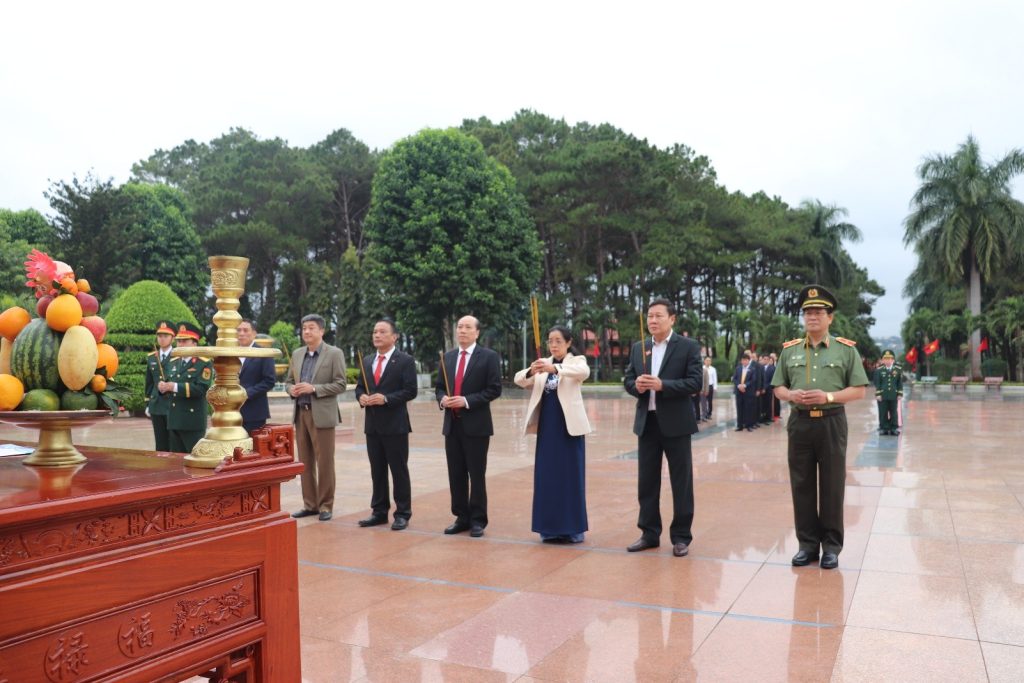 CÔNG TÁC PHỤC VỤ VIẾNG NGHĨA TRANG LIỆT SĨ NHÂN DỊP KỲ HỌP THỨ 9, HỘI ĐỒNG NHÂN DÂN TỈNH KHOÁ X